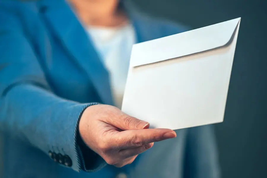 Person mit Brief in der Hand